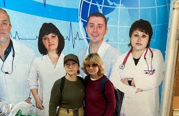 Вероника Матвиенок (вторая слева), руководитель региональ¬ного Центра поддержки семьи, во время доставки гуманитарного груза в госпиталь города Стаханов Луганской республики. г. Стаханов. 26.05.2022. Основание: Архивный отдел администрации города Нижневартовска. Фонд Фотодокументы. Опись 1. Дело 1452