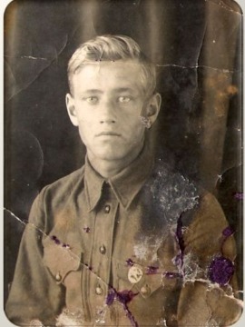 Ламбин Иван Тихонович, 1922 -1944, уроженец с. Нижневартовск, призван в 1941 году Ларьякским РВК, ст. лейтенант, командир пульроты 1240 стрелкового полка 372 стрелковой дивизии 8 армии, участвовал в обороне Ленинграда, в 1943 году награжден медалью «За оборону Ленинграда», умер от ран 17.01 1944 г. в 117 Полевом Подвижном Госпитале, похоронен 19 января 1944 года вторым от западного края могилы №2 в левом углу входа на христианское кладбище 300 м. северо-восточнее деревни Холынья Ленинградской области
Сведения в информационной системе «Память народа»  https://pamyat-naroda.ru/heroes/person-hero107564004/